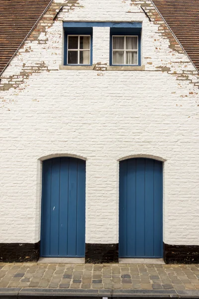 Två blå trä dörr - brugge, Belgien. — Stockfoto