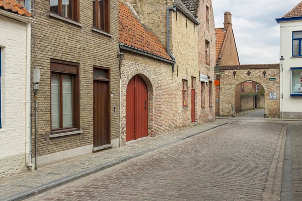 Rua estreita cidade velha de Brugge - Bélgica . — Fotografia de Stock