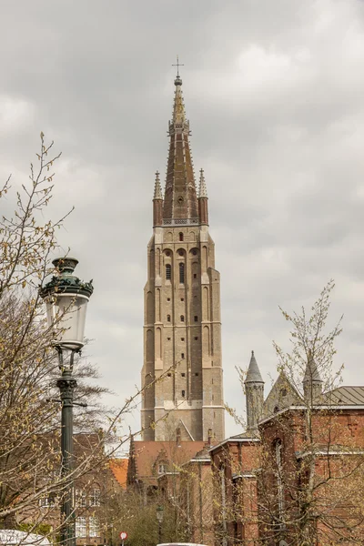 Torre de Nossa Senhora Igreja - Brugge, Bélgica . — Fotografia de Stock