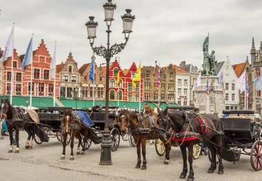 Brugge, Belçika - Nisan 22:horses ve Pazar arabaları pl
