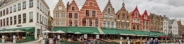 Brugge, Belçika - 22 Nisan: pazar yeri (grote panoramik görünüm