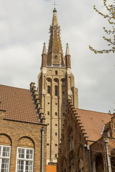 Glockenturm unserer Frauenkirche in Brügge - Belgien. — Stockfoto