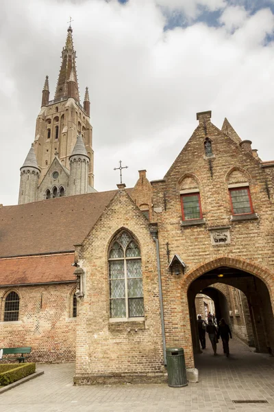 Het memlingmuseum in achtergrond onze Dame kerk, Brugge, België — Stockfoto