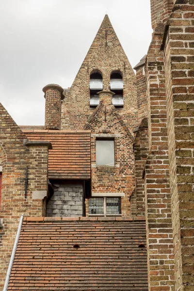 Toits du Memlingmuseum, Bruges, Belgique — Photo