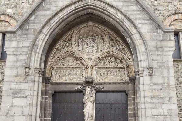 Portalen dörren till vår lady kyrka - brugge, Belgien. — Stockfoto