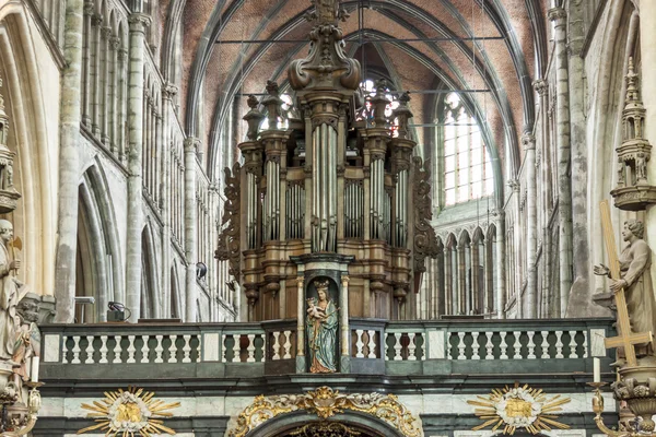Brugge, Belgien - april 22: gamla orgel i inre av vår lady ch — Stockfoto