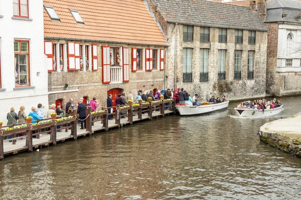 Brugge, Belçika - 22 Nisan: eski une Kanallar tekne turu — Stok fotoğraf