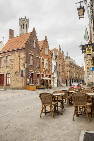 Brugge, Belgien - april 22:sidewalk på den gamla gatan i hans — Stockfoto