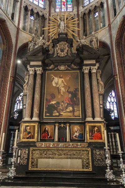 BRUGGE, BELGIUM - APRIL 22:Altar in Salvatorskathedraal Cathedr — Stock Photo, Image