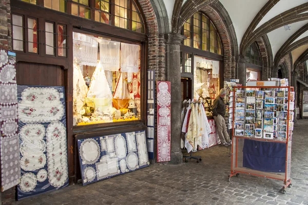 Brugge, Belgia - 22:shops kwietnia i restauracji wokół znaku — Zdjęcie stockowe
