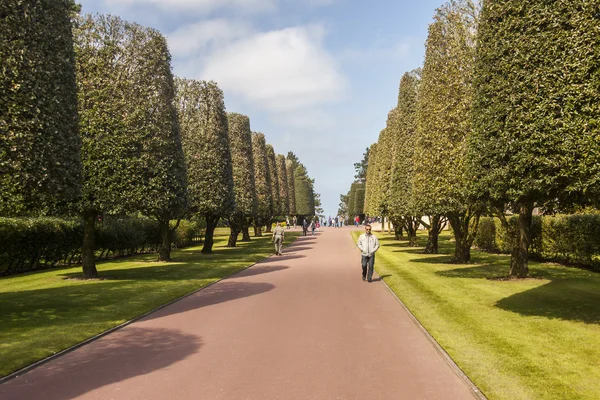 Colleville, Frankrijk - april 23:tourist in Amerikaanse cementary op een — Stockfoto