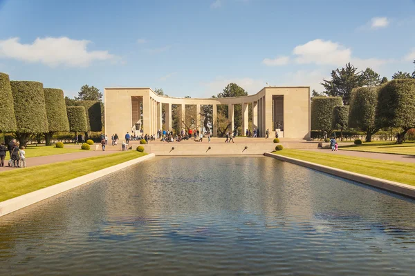 COLLEVILLE, FRANCIA - 23 APRILE: Turista in American cementary su un — Foto Stock