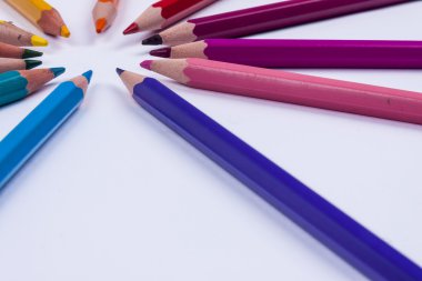 Beyaz arka plan üzerinde renkli boya kalemi.