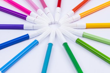 Beyaz arka plan üzerinde renkli işaretleyicileri.