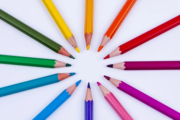 Crayons colorés sur fond blanc . — Photo