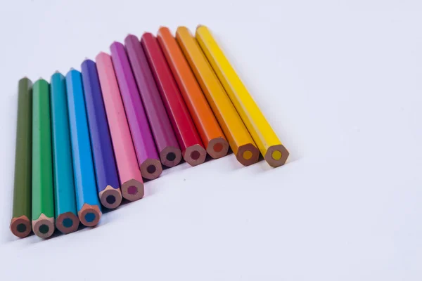 Crayons colorés sur fond blanc . — Photo