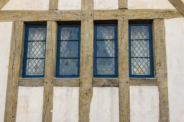Fenêtres françaises traditionnelles - le monastère de la Montagne Saint — Photo