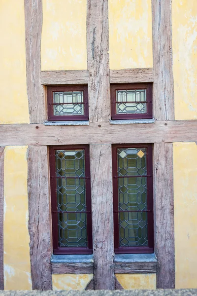 Traditionelle französische Fenster - das Kloster auf dem Bergheiligen — Stockfoto