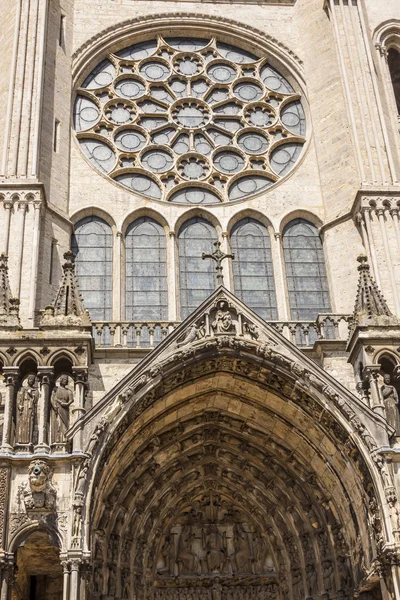 Front of Cathedral of Our Lady of Chartres (Cathédrale Notre-Da — стокове фото