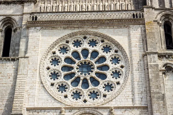 Vor der Kathedrale unserer Lieben Frau von Chartres (cathédrale notre-da) — Stockfoto