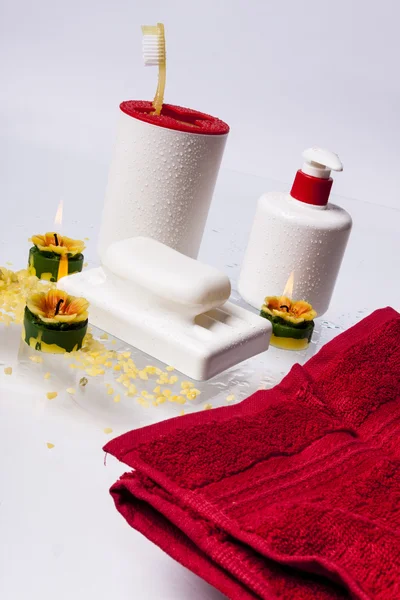 Periuțe de dinți, săpun, săpun lichid și prosop roșu pe backgroun alb — Fotografie, imagine de stoc