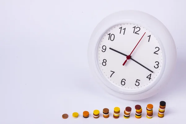 Clock and wooden column grapth - white background. — Stock Photo, Image