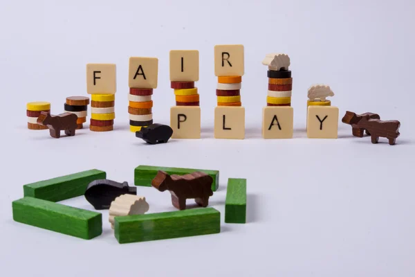 Fair play hra - dřevěný sloup na bílém pozadí. — Stock fotografie
