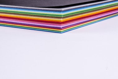 Beyaz arka plan üzerinde renkli palet.