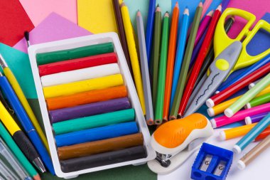 Beyaz arka plan üzerinde set okul donanımları.