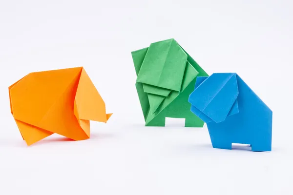 Trei elefanți origami fundal alb — Fotografie, imagine de stoc