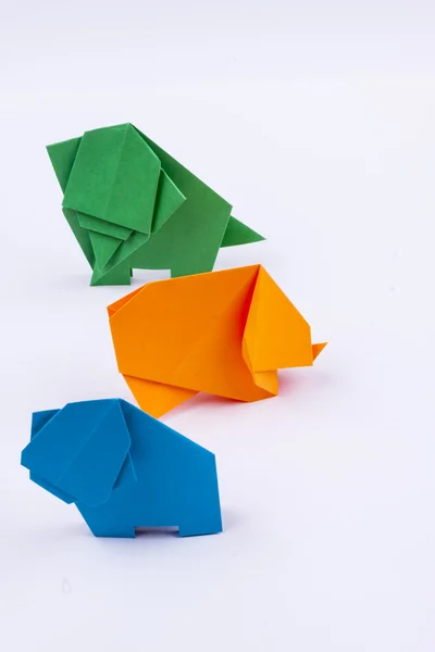 Üç origami fil - beyaz arka plan — Stok fotoğraf