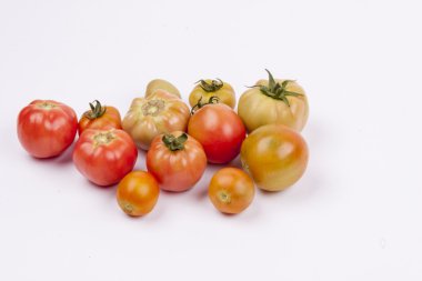 kırmızı domates - beyaz arka plan.