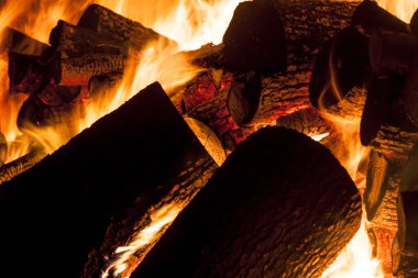 ahşap sanayi soba içinde ateş