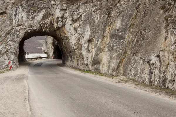 Route étroite et petit tunnel - Golubac, Serbie . — Photo