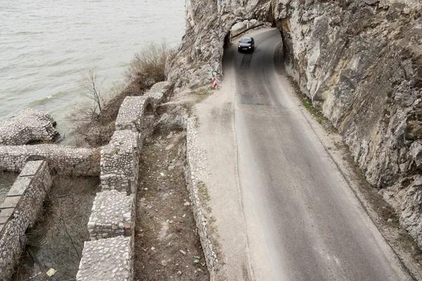 Dar yol ve küçük tünel - golubac, Sırbistan. — Stok fotoğraf