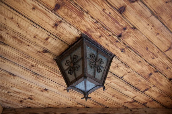 Candeeiro de tecto velho - Capela Jaszczurowka, Polônia . — Fotografia de Stock