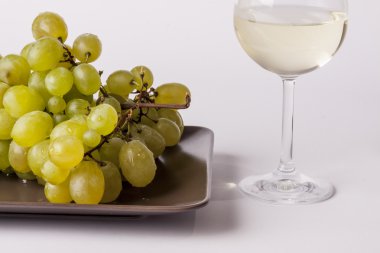 bir kadeh beyaz şarap - beyaz arka plan beyaz üzüm
