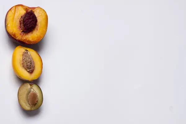 Nectarine, peach and plum - white background. — Stock Photo, Image