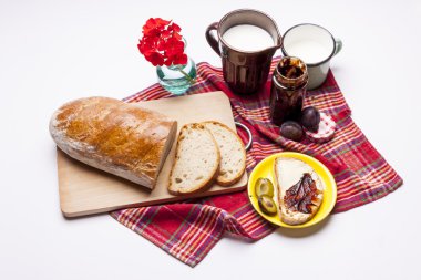 Erik reçeli fincan süt beyaz ekmek.