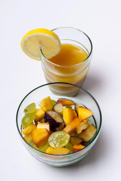 Fruktsallad och apelsinjuice isolerad på vit bakgrund. — Stockfoto
