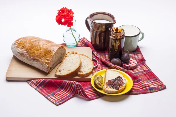 Erik reçeli fincan süt beyaz ekmek.