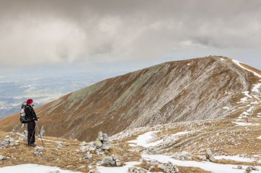Dağ yolu - Tatras dağlar üzerinde aktif kadınlara.