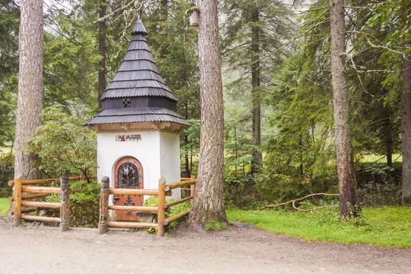 Pequeño santuario blanco en camino en el valle de Koscieliska . — Foto de Stock