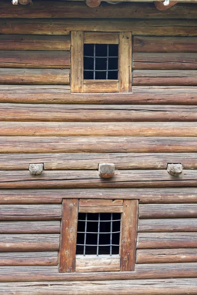 Fragment de mur en bois en rondins . — Photo