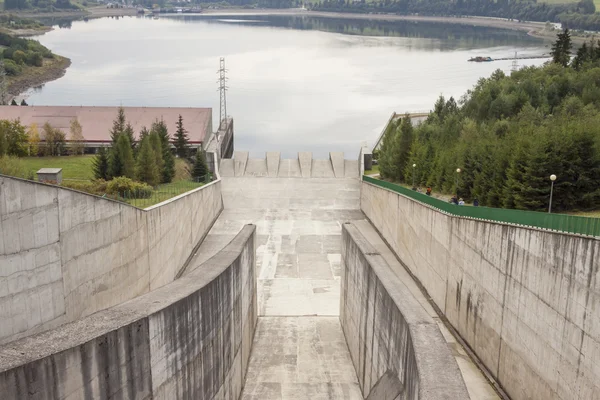 Central hidroeléctrica en el lago Czorsztynski - Czorsztyn, Polonia . — Foto de Stock