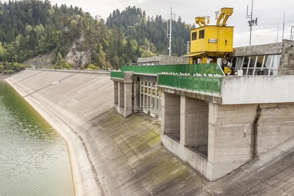 Centrale hydroélectrique sur le lac Czorsztynski - Czorsztyn, Pologne . — Photo