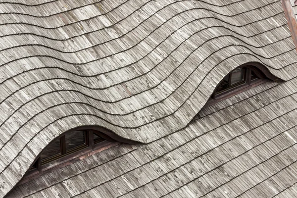 ahşap çatı ile iki pencere