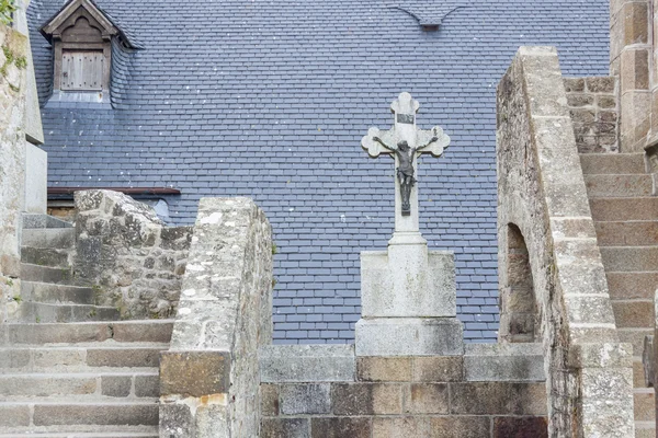 Begraafplaats in dorp onder het klooster op de berg saint microfoon — Stockfoto