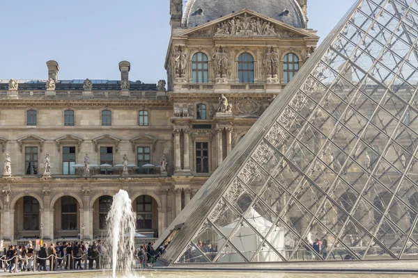 Louvre Paris – stockfoto