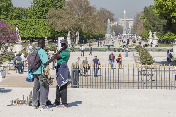 Hombre negro souvenirs vendedor en Jardín des Tuileries - Paris, Fran —  Fotos de Stock